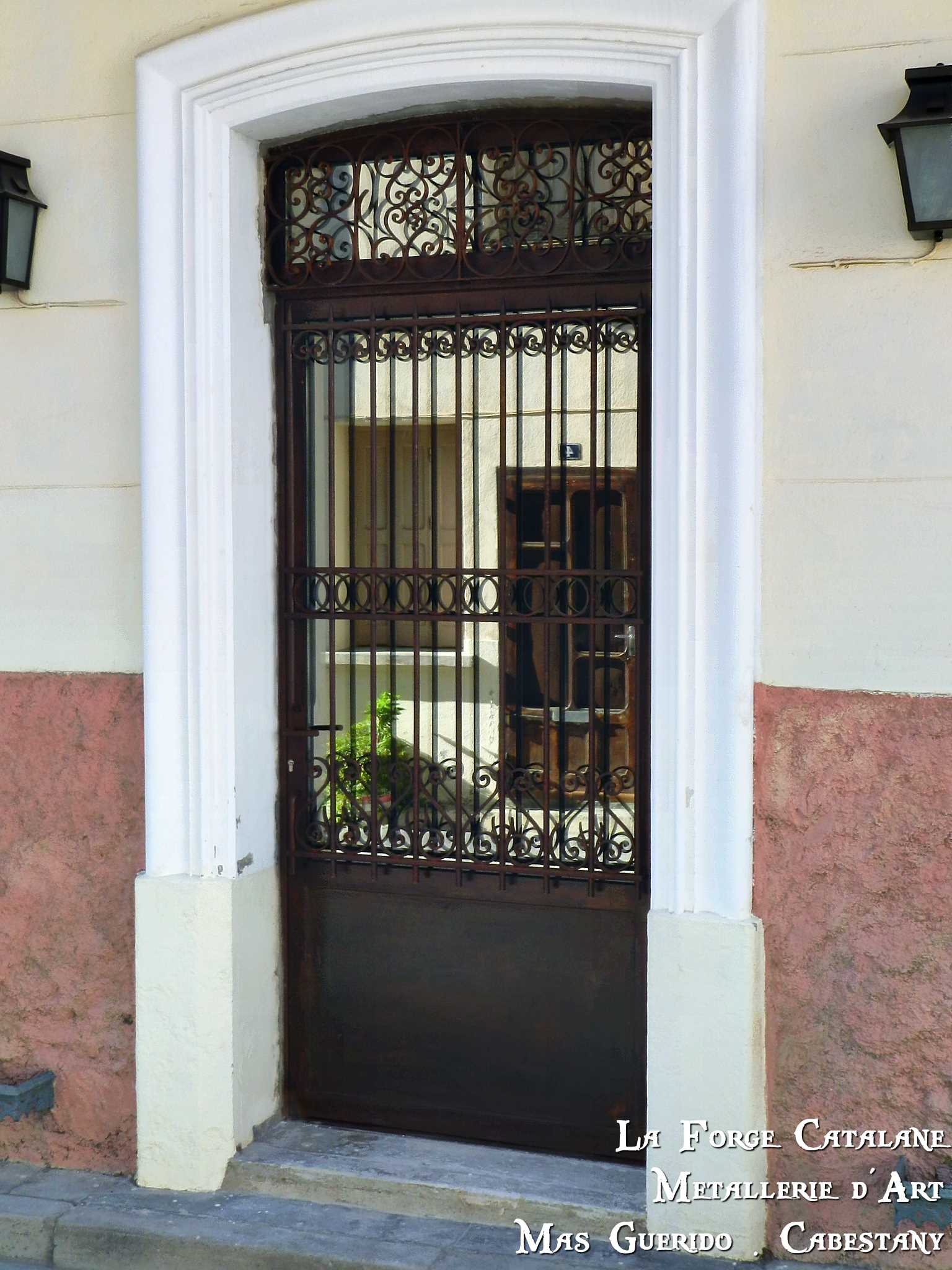 Porte vitree vitrage espion travail chaud volutes imposte fixe forge catalane.jpg